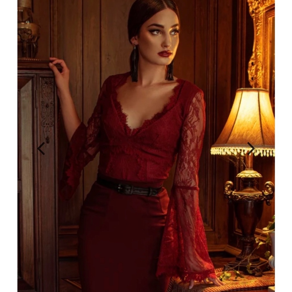 La Femme En Noir red sorciere top